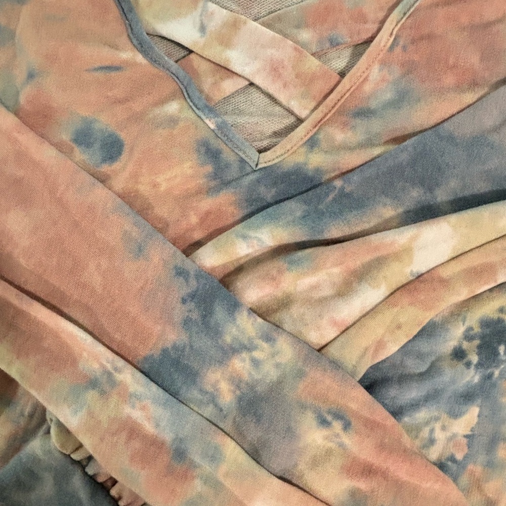 ππ Long sleeve criss-cross top in Tye-Dye print. Size small - Picture 2 of 4
